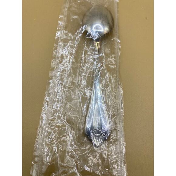 Vintage Silverplated 1881 Rogers Oneida Oval Soup Spoons - Picture 6 of 7